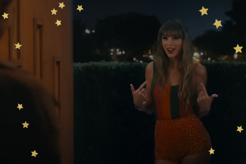 Taylor Swift sorrindo e apontando para si mesma no clipe de Anti-Hero; estrelas amarelas decoram a imagem