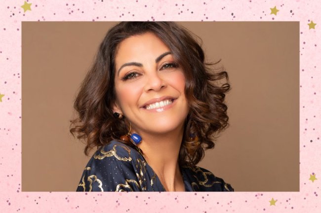 thalita rebouças Thalita Rebouças sorrindo para foto; a margem é uma textura rosa com bolinhas e estrelas amarelas como decoração