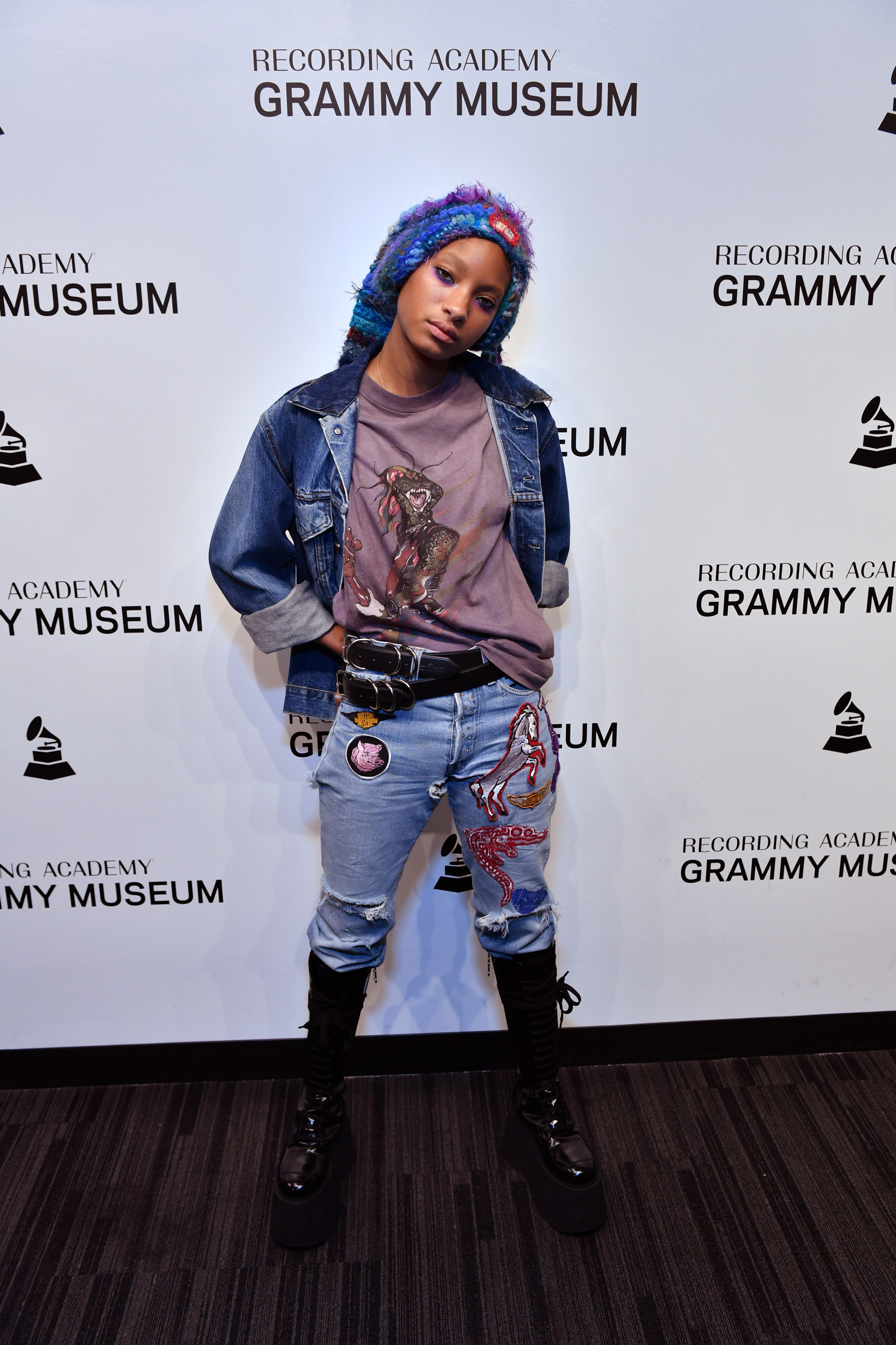 Willow no Grammy Museum em setembro de 2022 usando jaqueta, camiseta, calça jeans e coturno