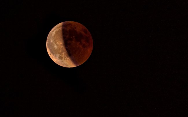 Foto de um eclipse com Lua de Sangue