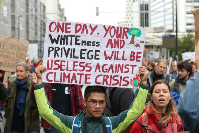 Manifestante protenta pelo clima na Bélgica