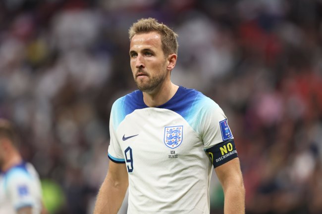 Harry Kane usando faixa escrita 