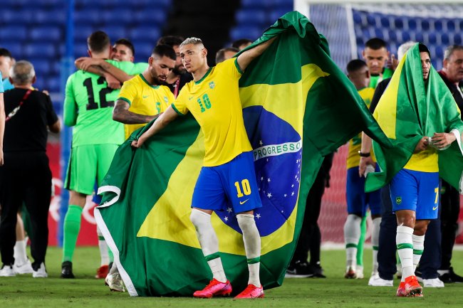 Richarlison, da Seleção Brasileira, celebrando com a bandeira do Brasil nas costas