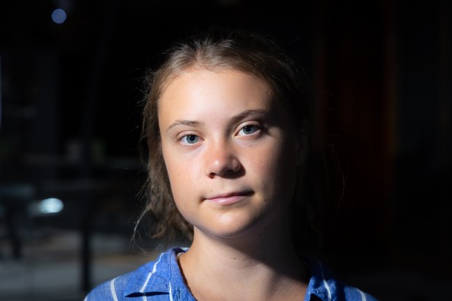 Foto da ativista Greta Thunberg. Ela é uma menina branca e loira de 19 anos