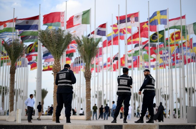 Policiais na Praça das Bandeiras, escoltando a área central de Doha