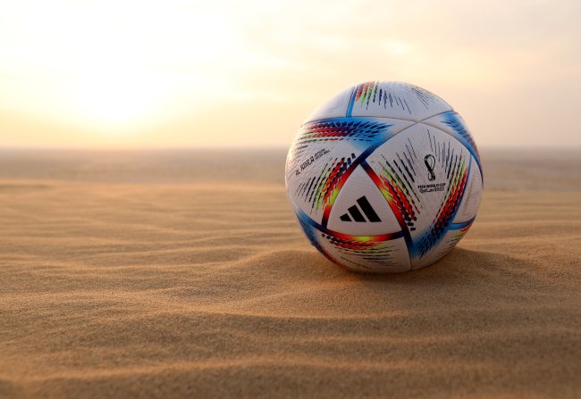 A bola de futebol da Fifa de 2022 descansa sobre as areias do deserto do Catar