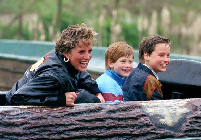 Princesa Diana se divertindo com Harry e William na Disney
