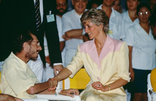 Diana visitando pacientes com Aids no Hospital Universidade no Rio de Janeiro, em abril de 1991