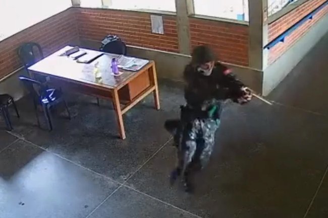 Foto de câmera de segurança do atirador branco de 16 anos que cometeu massacre em escolas