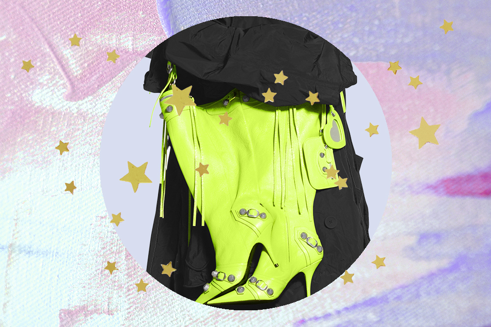 Montagem em fundo lilás e rosa com estrelinhas douradas com uma foto em moldura circular de bolsa verde neon em formato de bota da Balenciaga