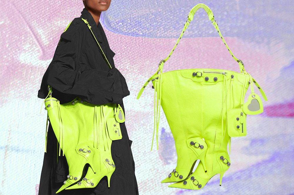 Montagem em fundo lilás e rosa com duas fotos. À esquerda, modelo usando casaco cinza com bolsa em formato de bota da Balenciaga nos ombros. À direita, apenas a bolsa em formato de bota na cor verde neon
