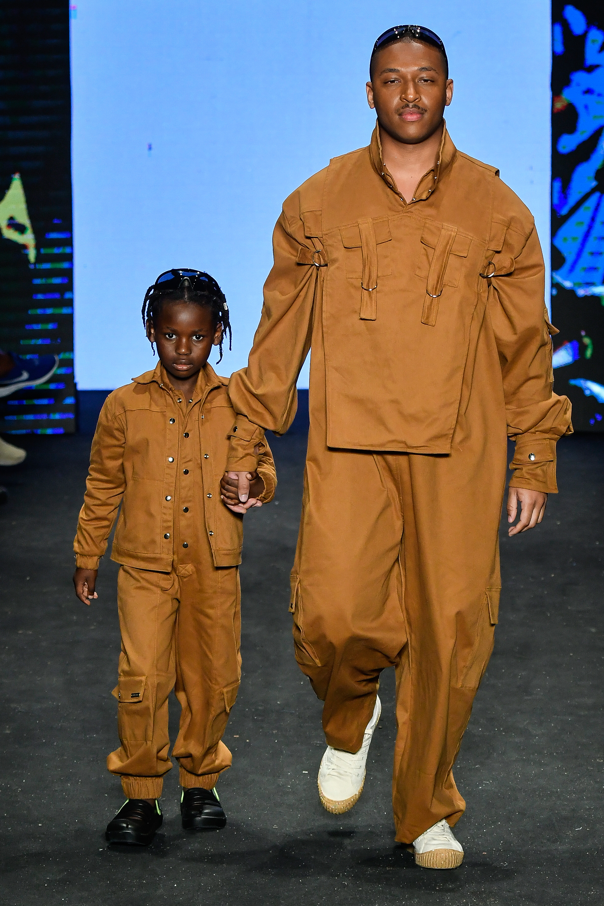 DendezeiroSPFW N54Ze Takahashi / @agfotosite Bless, filho de Giovanna Ewbank e Bruno Gagliasso, acompanhado de Kevin David no desfile da Dendezeiro no SPFW N54