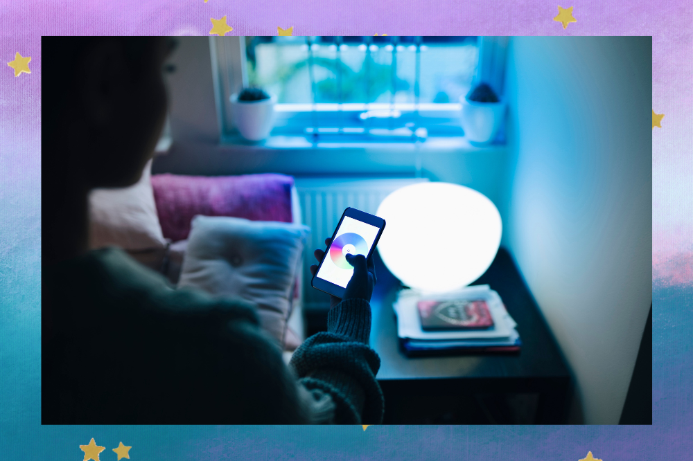 fundo texturizado com foto de um quarto com luz azulada e uma pessoa segurando um celular na mão