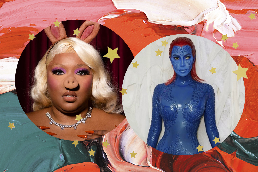 Montagem em fundo vermelho, rosa e verde com duas fotos em molduras circulares. À esquerda, Lizzo fantasiada de Miss Piggy para o Halloween. À direita, Kim Kardashian fantasiada de Mística, do X-Men.