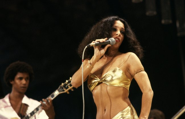 Gal Costa no Festival Montreux, em 1980. Ela se apresenta com um top e uma saia dourados