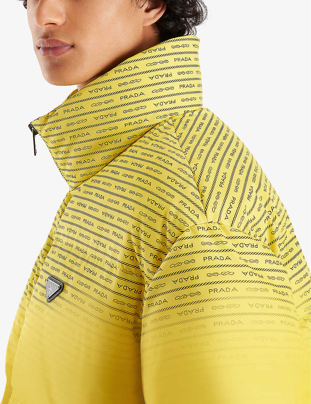 Modelo usando jaqueta puffer amarela da Prada que revela estampa em baixas temperaturas