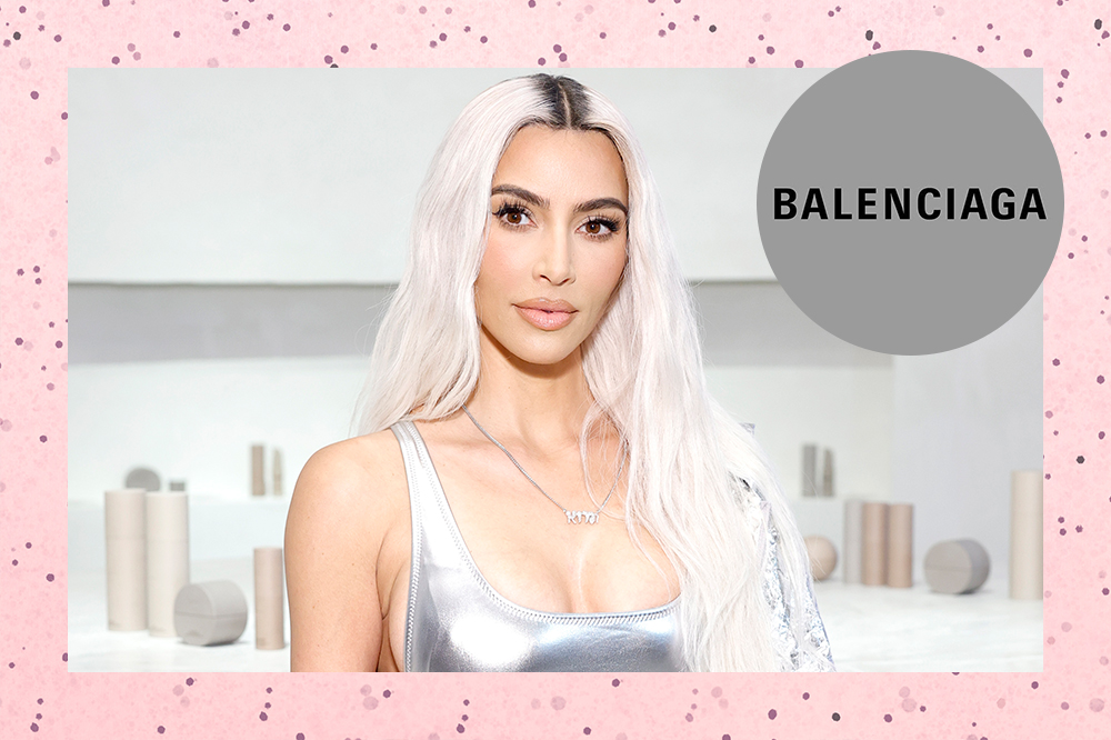 Foto da Kim Kardashian de cabelo platinado em montagem com fundo rosa de bolinhas e logo da Balenciaga em moldura circular ao lado direito