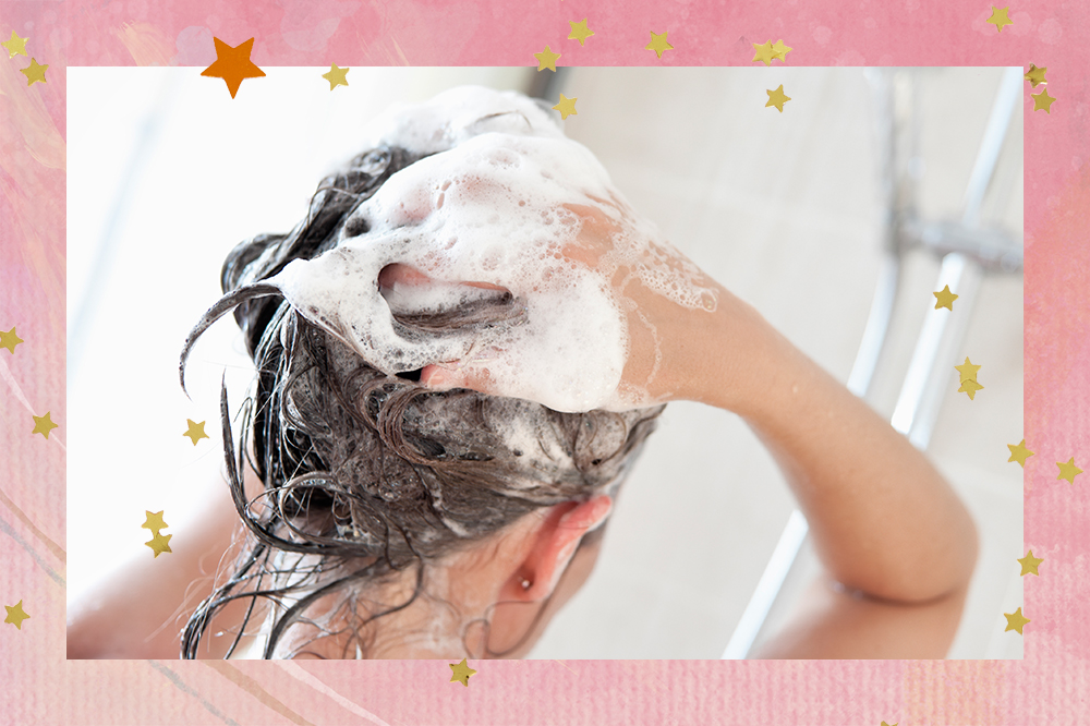 Montagem em fundo rosa com estrelinhas douradas de foto de mulher de costas tomando banho enquanto lava o cabelo com xampu
