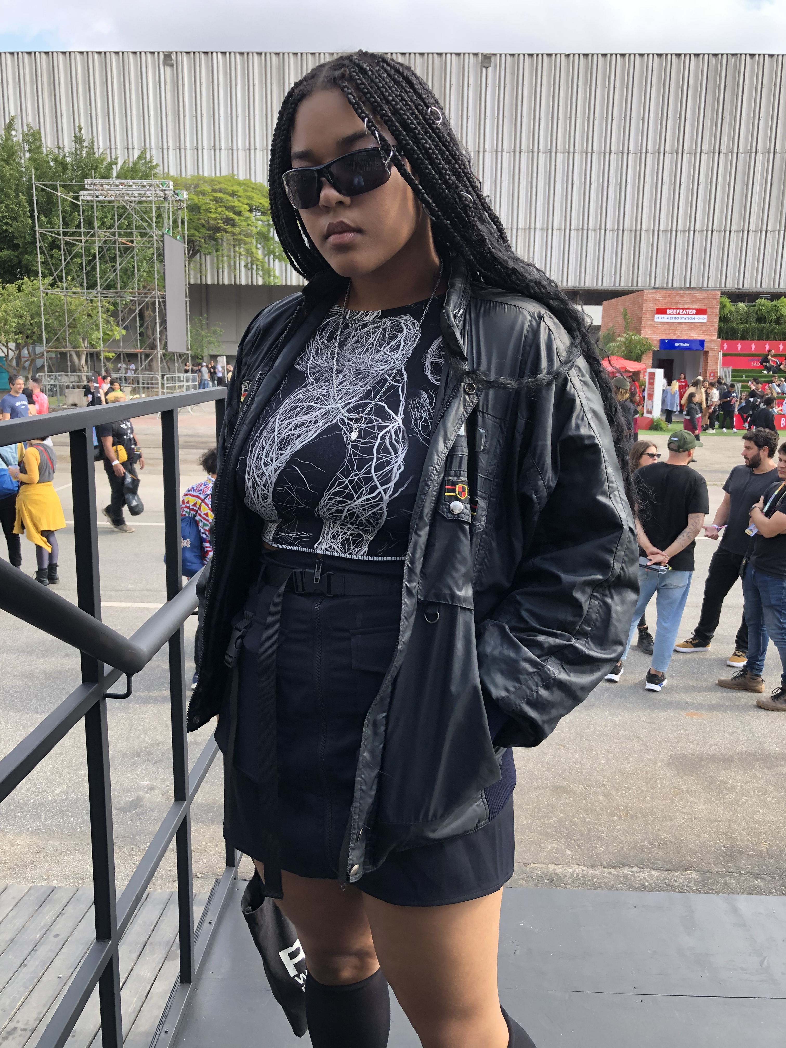look-all-black-com-estampa-primavera-sound Look all black da @danielecoelhoc com camiseta da marca @desalinho.slz no Primavera Sound 2022.