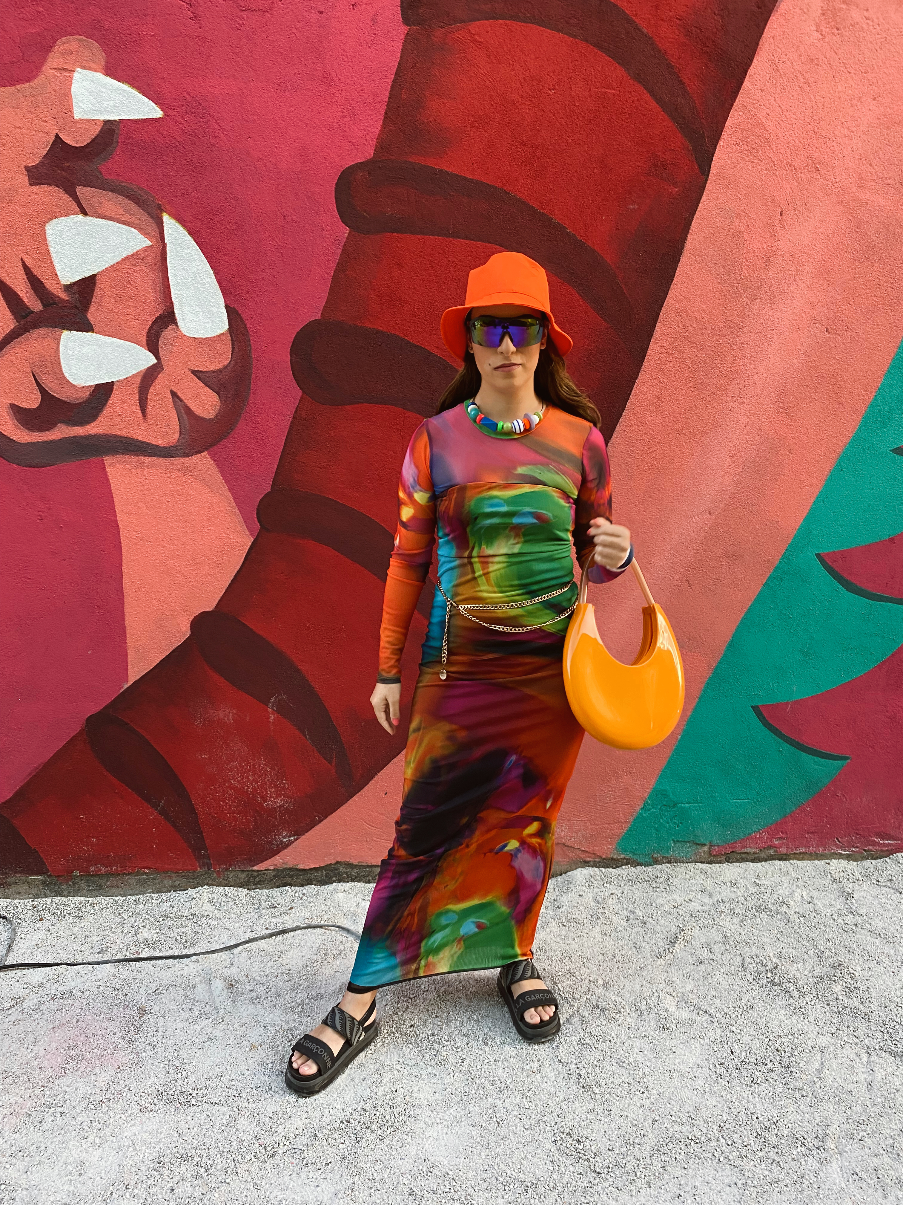 Look com vestido colorido e óculos futurista do São Paulo Fashion Week N54