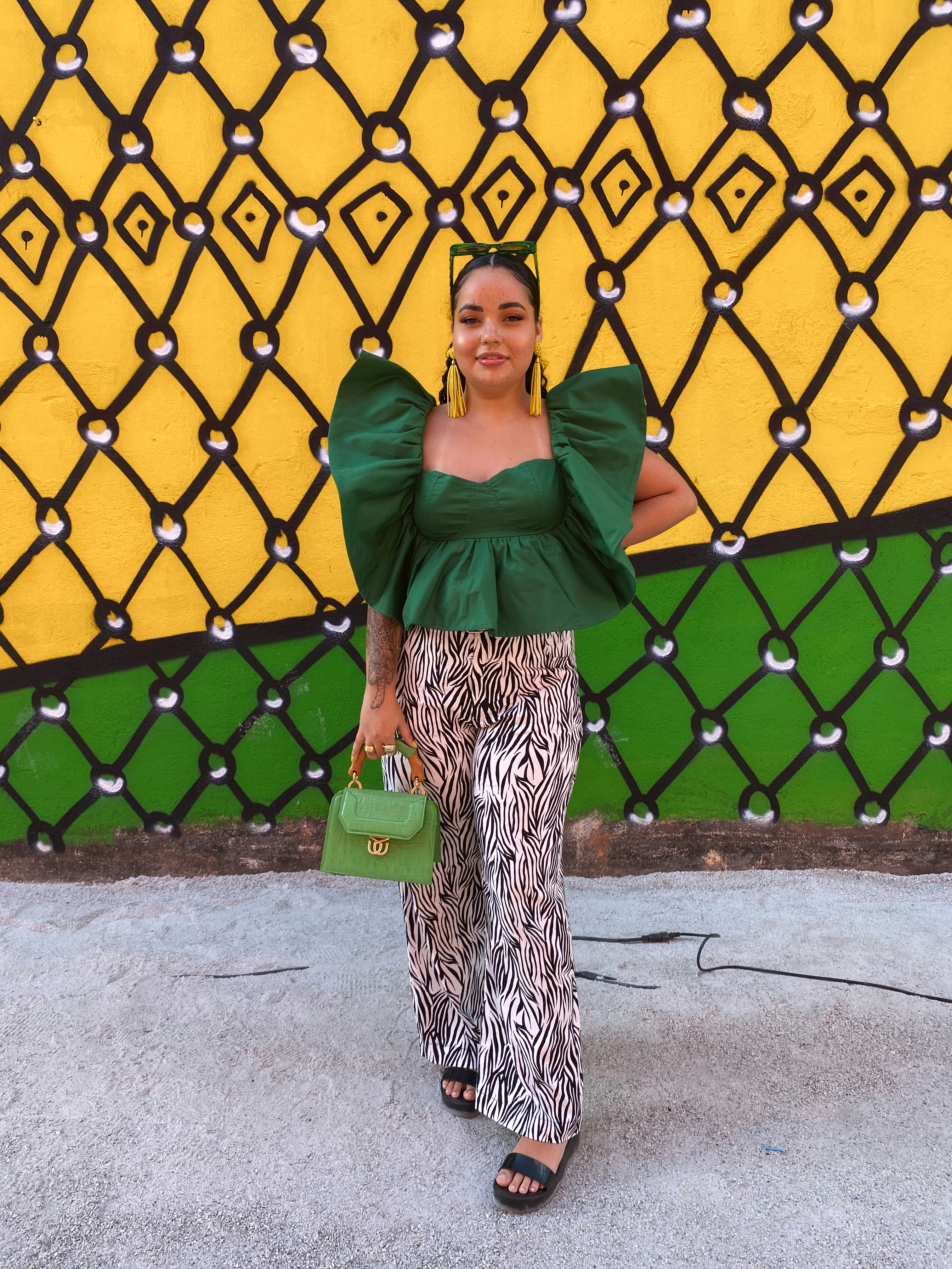 Look do São Paulo Fashion Week N54 com blusa verde e calça de zebrinha