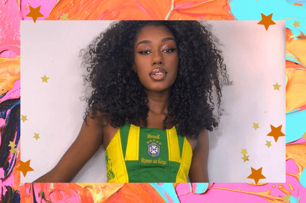 Montagem em fundo laranja, rosa, azul e amarelo com foto de garota usando corset verde e amarelo do Brasil