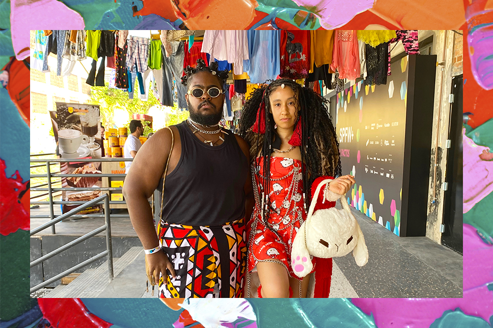 Um homem e uma mulher no São Paulo Fashion Week. Montagem com fundo colorido
