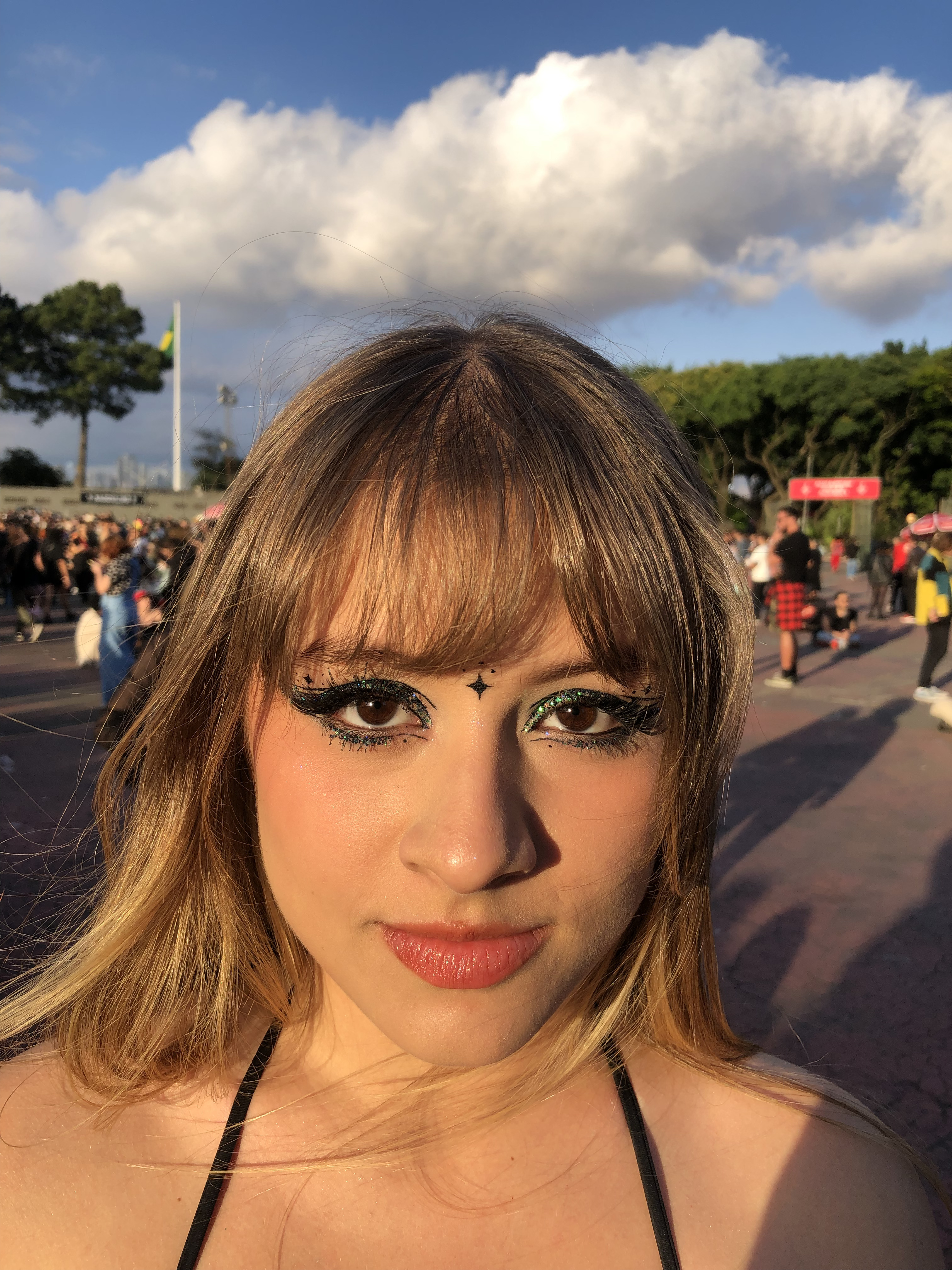 maquiagem-com-glitter-primavera-sound Maquiagem com glitter colorido da @affzction no Primavera Sound 2022.