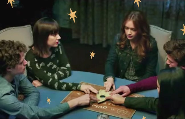 Grupo de jovens brinca com tabuleiro Ouija