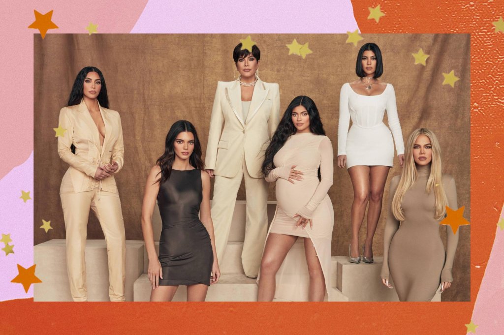 Montagem com o fundo colorido e detalhe de estrelas nas bordas com uma foto das Kardashian-Jenner no centro.