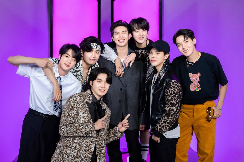 Integrantes do BTS reunidos posando para foto e sorrindo