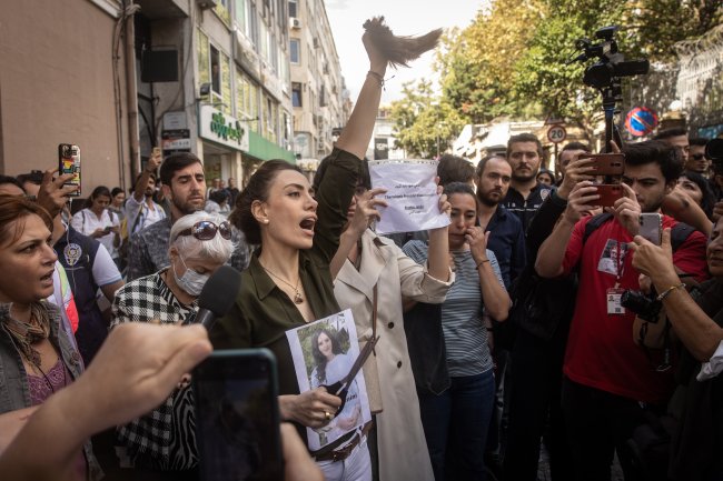 Protest Outside Iranian Consulate In Istanbul Over Death Of Mahsa Amini Protest Outside Iranian Consulate In Istanbul Over Death Of Mahsa Amini