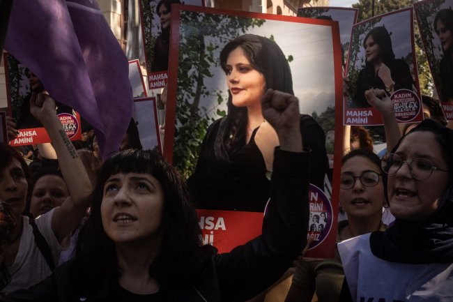 Protests Continue Outside Iranian Consulate In Istanbul Over Death Of Mahsa Amini Protests Continue Outside Iranian Consulate In Istanbul Over Death Of Mahsa Amini