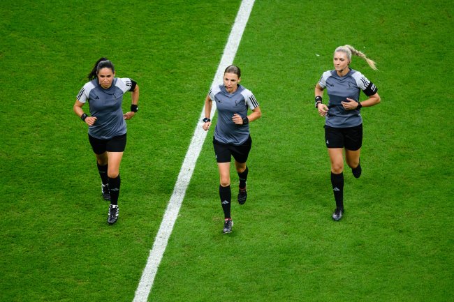 Primeira trio de arbitragem feminina da Copa do Mundo