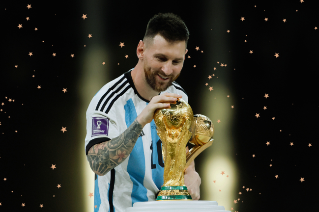 Messi fazendo carinho na taça da Copa do Mundo do Catar