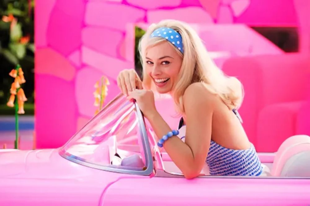 Margot Robbie dentro de carro rosa