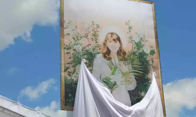 Foto de Isabel Cristina após ser beatificada. Na imagem, ela está de branco, segura um ramo de folha e uma pomba branca