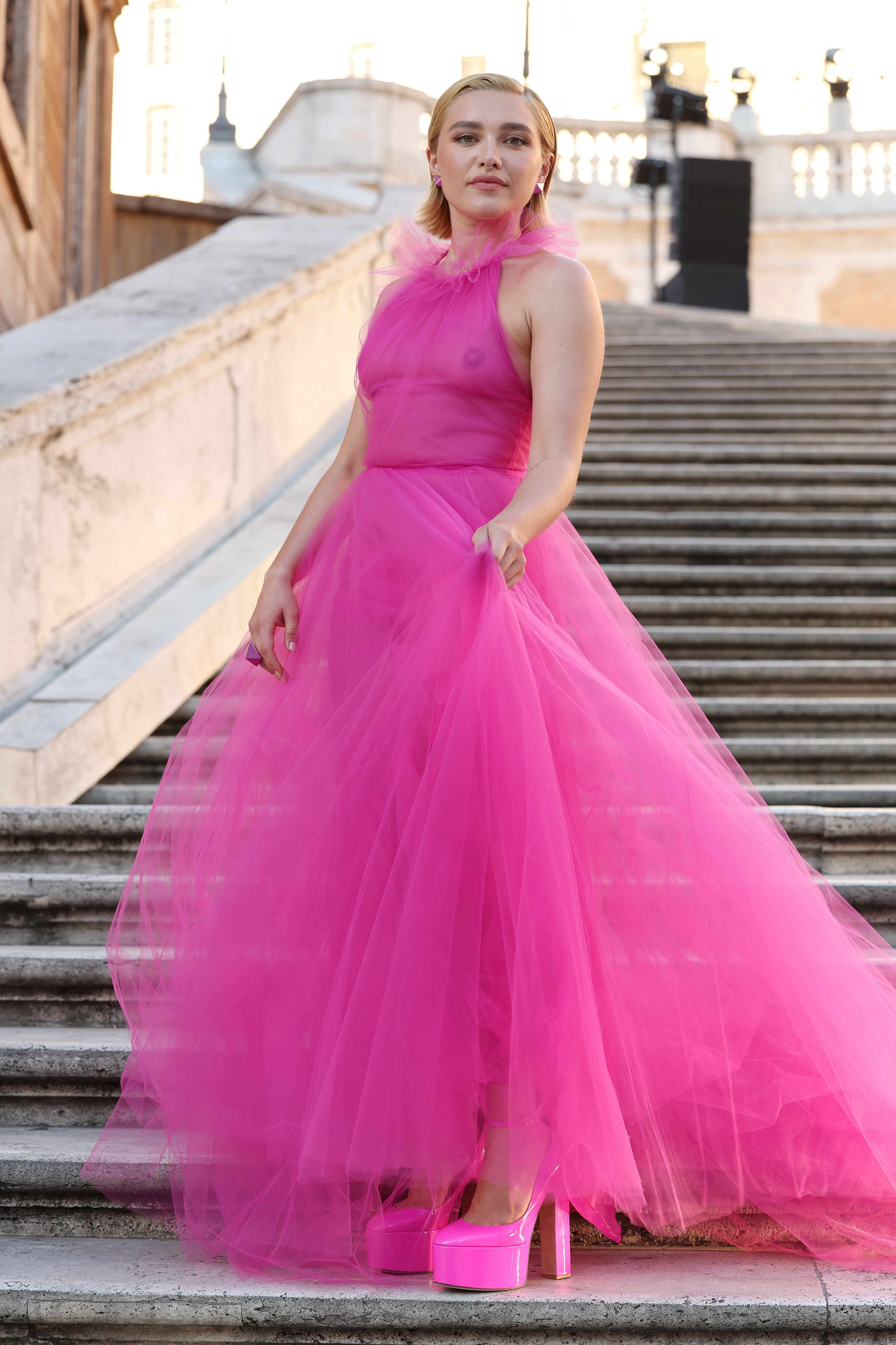 Florence Pugh no desfile de outono-inverno 2022-23 da Valentino em julho usando vestido rosa de tule