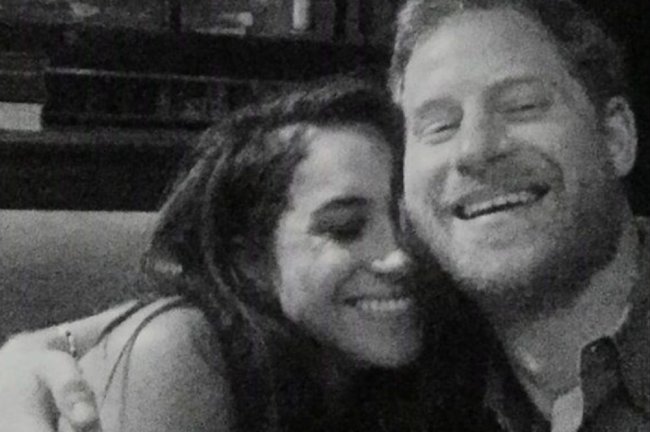 Selfie de Meghan Markle e príncipe Harry sorrindo para câmera com os rostos próximos