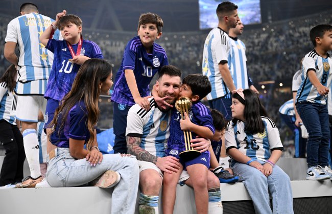 Messi celebrando a vitória na final ao lado da família, no Estádio Lusail