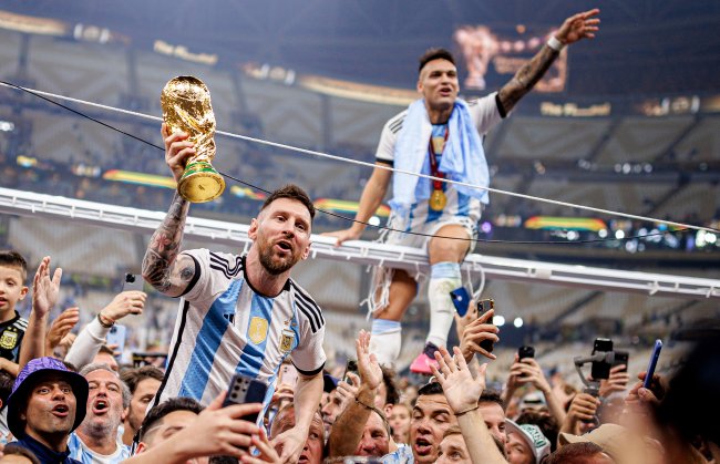 Messi celebrando a vitória na final ao lado dos companheiros de time, no Estádio Lusail