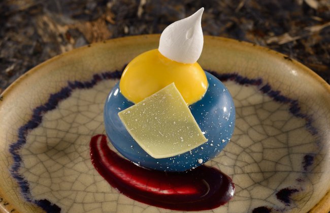 Sobremesa de Pandora, área de Avatar na Disney. É um chessecake azul com cobertura amarela e branca