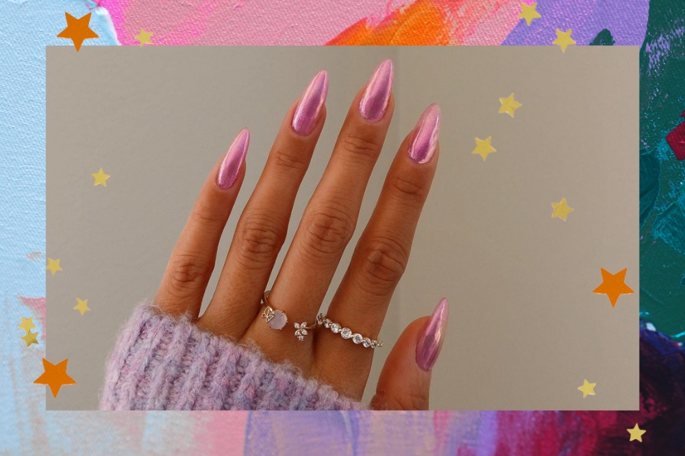 Montagem em fundo rosa, azul, laranja, verde e roxo com foto de mão usando esmalte rosa metalizado nas unhas
