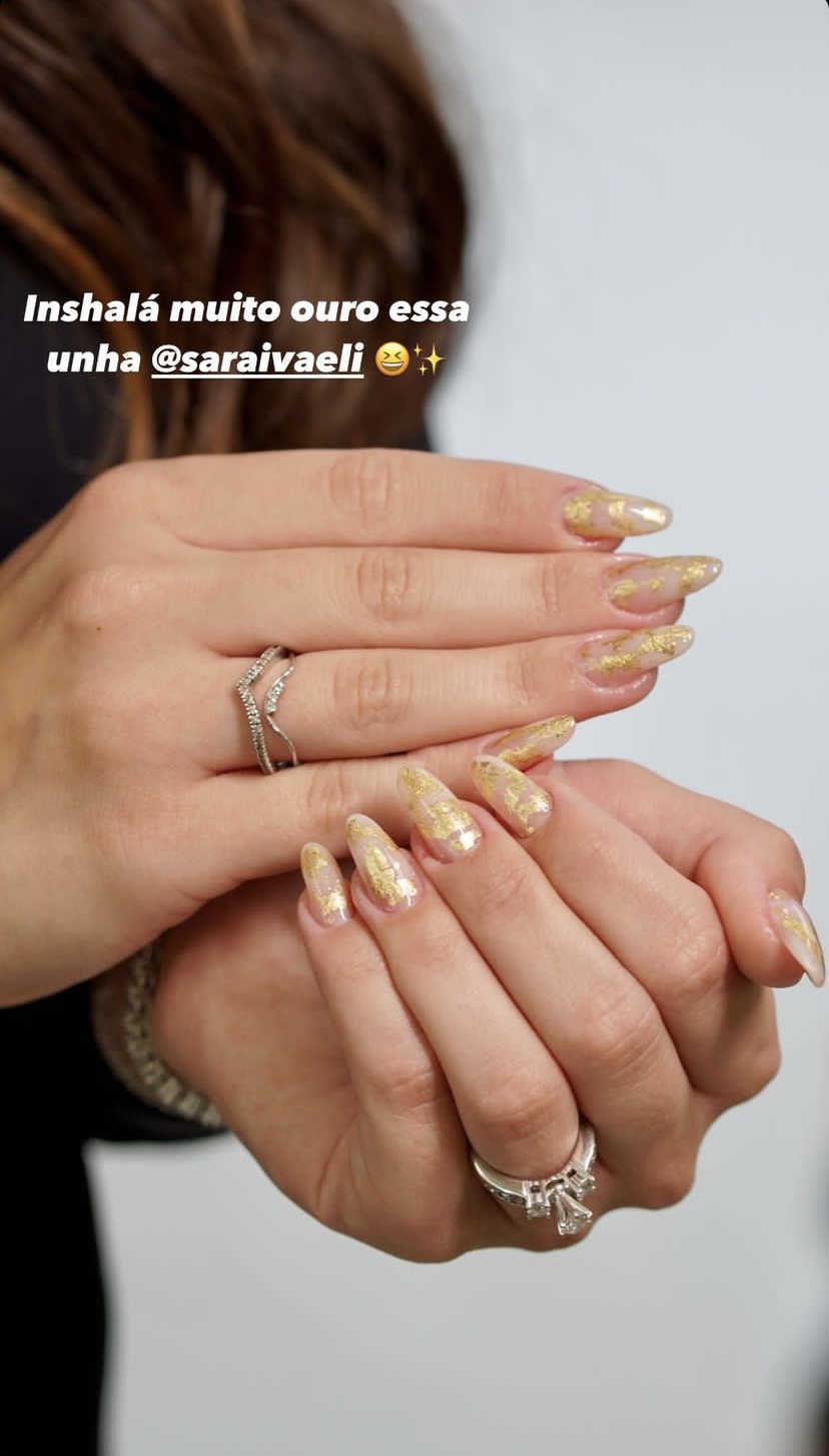 Print do story da Larissa Manoela com as unhas decoradas com detalhes de ouro.