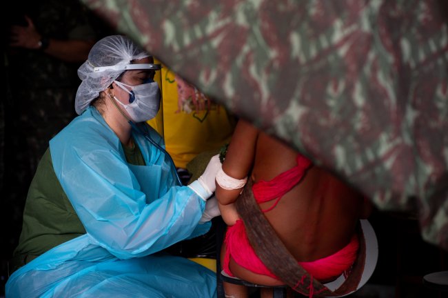 Povo Yanomami recebe visita de médicos do SUS durante a pandemia de Covid-19
