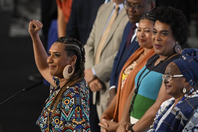 “O fascismo, assim como o racismo, é um mal a ser combatido”, diz Anielle Anielle Franco com o punho para o alto
