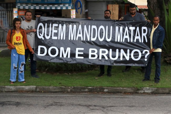 Manifestantes seguram faixa que pergunta quem mandou matar Dom e Bruno