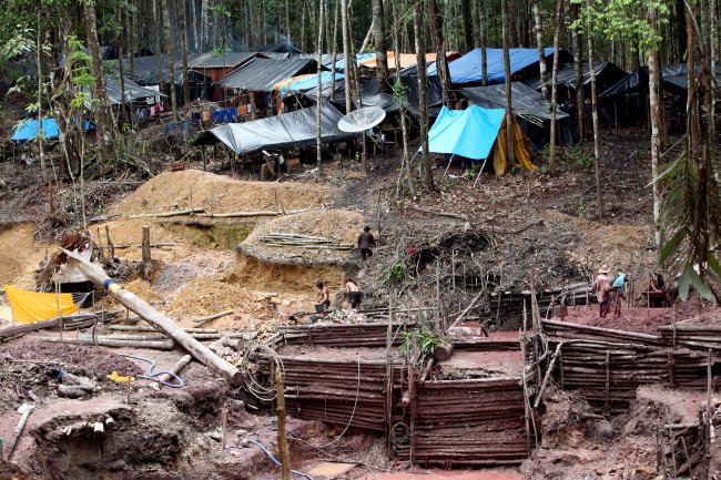 Mina improvisada no centro da Amazônia, em 2007