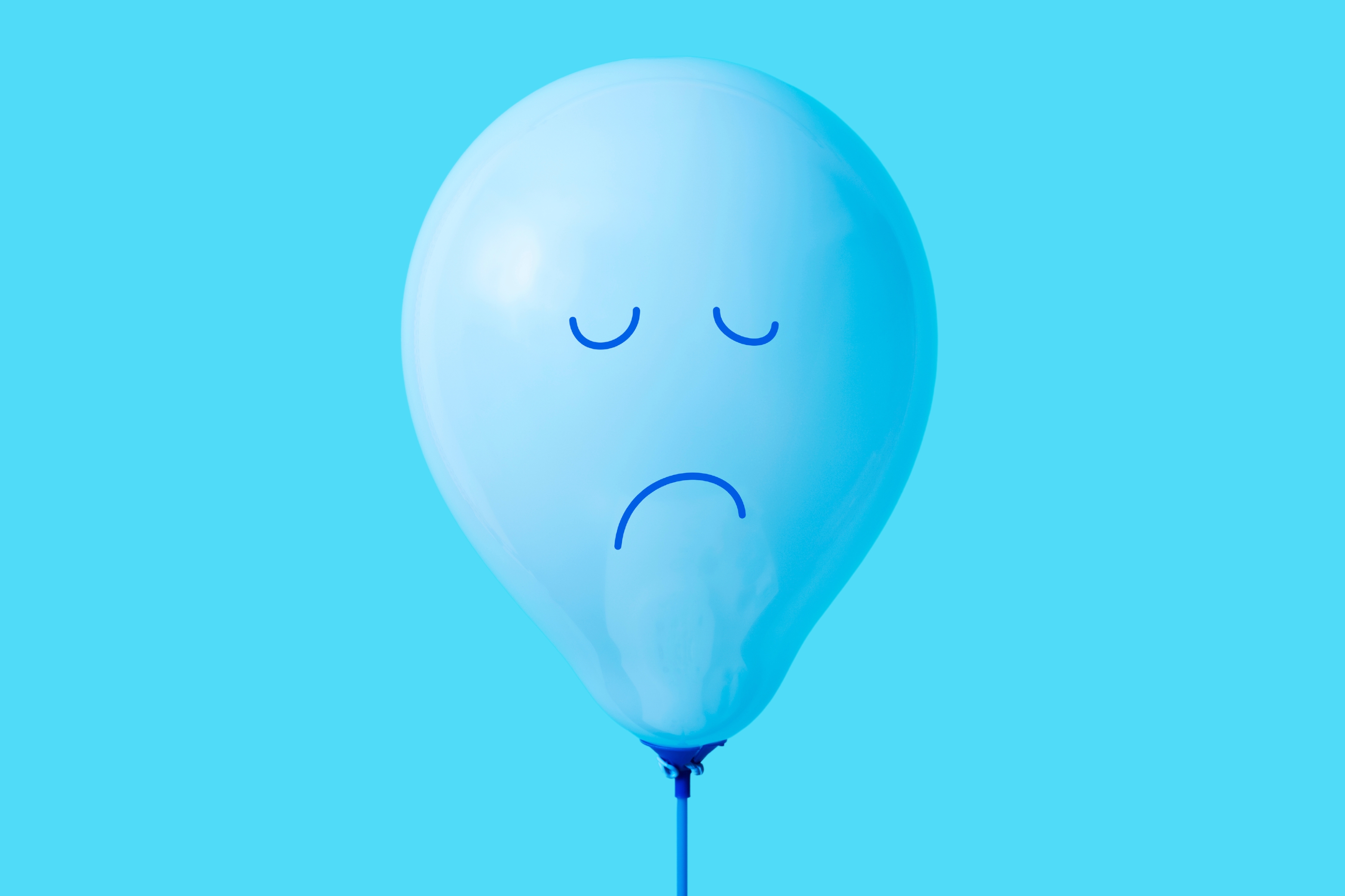 balão azul com rosto triste em um fundo azul