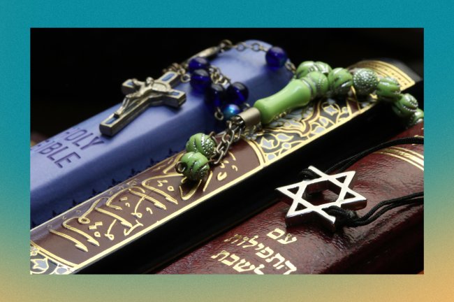 Cristianismo, Islamismo e Judaísmo: 3 religiões monoteístas. Bíblia, Alcorão e Bíblia. Símbolos inter-religiosos. França.